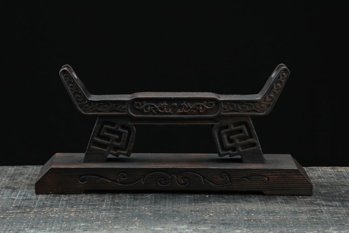 Douu 堂宇 Katana Stand – Carved Beech Wood – view 1